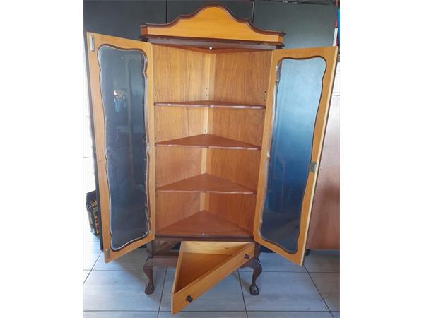 ~/upload/Lots/51512/AdditionalPhotos/e23ellbwbt7sg/Lot 058 Solid Embuia and Geelhout Bal en klou Corner Cupboard (2)_t600x450.jpg